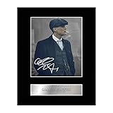 Foto montada del personaje Tommy Shelby de la serie 'Peaky Blinders', firmada por el actor...