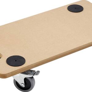 Tabla de madera con cuatro ruedas
